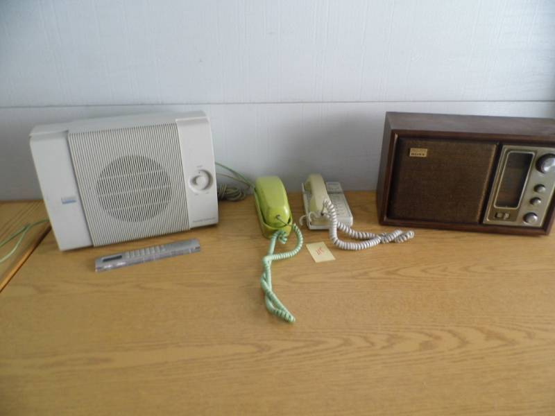 lot 118 image: Subwoofer - Radio - Phones