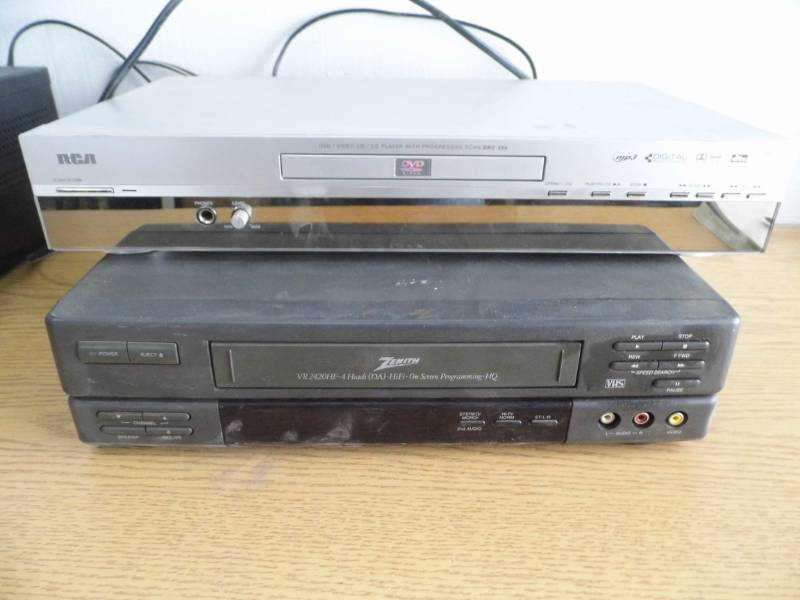 lot 119 image: RCA Dvd Player - Zenith VCR