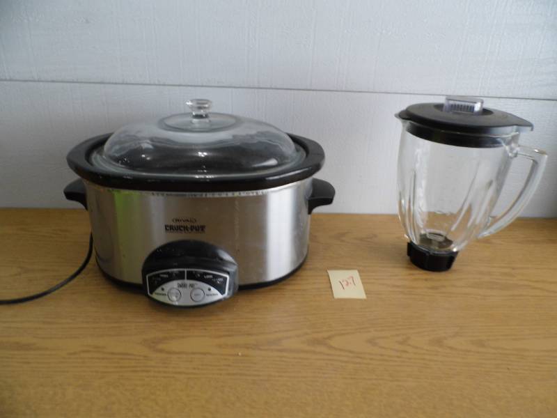 lot 127 image: Crock Pot - Osterizer Blender