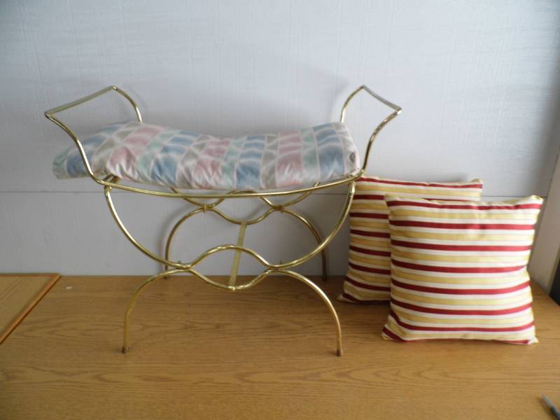 lot 129 image: Metal Bench w Pillows