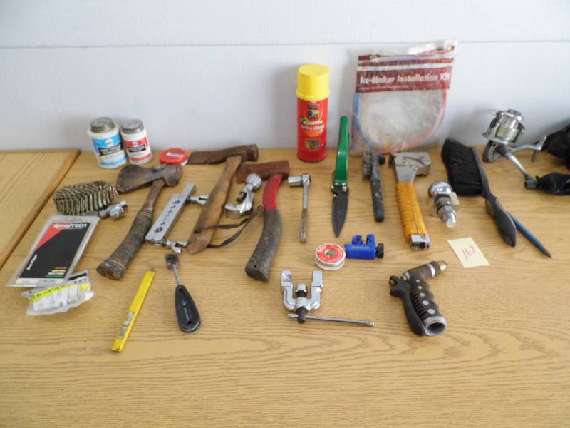 lot 167 image: Tools - Hatchets - Knee Pads