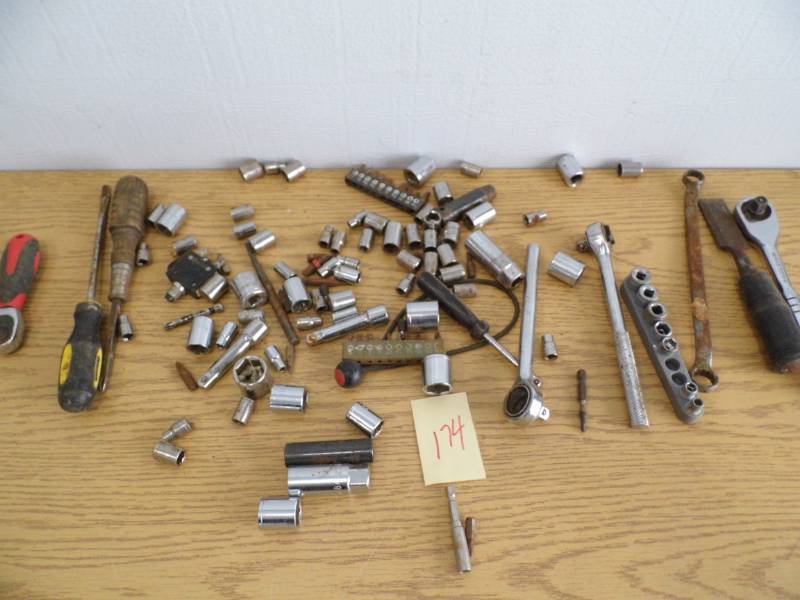 lot 174 image: Sockets - Bits