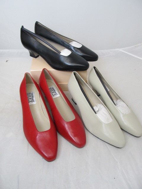 lot 19 image: Group of 3 Vintage Leather Ladies Pumps - Red, Black, Ivory - Size 10W