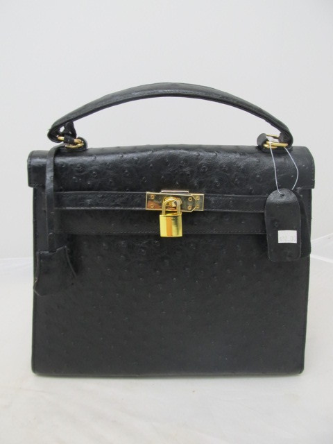 lot 25 image: Womens Stand Up Fashion Hand Bag - Black w Faux Ostrich Leather
