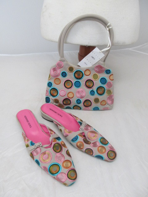 lot 3 image: Small Fashion Hand Bag by NEWPORT NEWS w Matching Slip On Heels- Sz 10