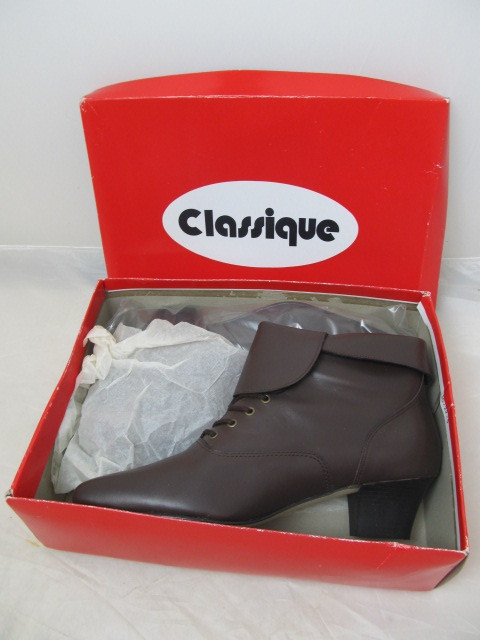lot 52 image: NIB Classique Womens Brown Ankle Boots - Size 10
