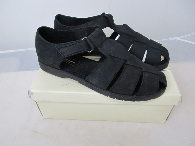 lot 55 image: Arizona Womens Leather Black Sandals - Size 10M
