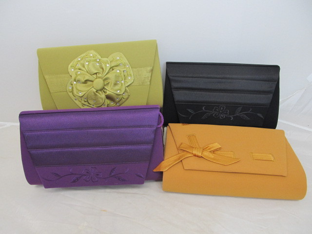 lot 86 image: BRAND NEW Set of 4 ML Studio Clutch Purses w Fancy Designs