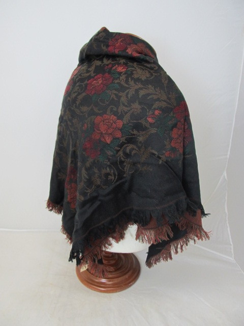 lot 105 image: BRAND NEW Womens Large Square Floral Design Scarf