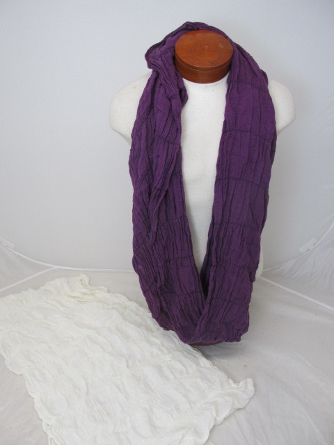 lot 107 image: Set of 2 Brand New Infinity Scarfs - White & Plum