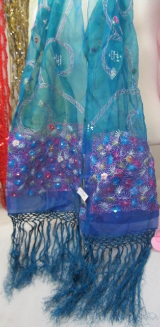lot 110 image: Stunning OSCAR DE LA RENTA Silk Scarf - Beautiful Embroidery & Fringe