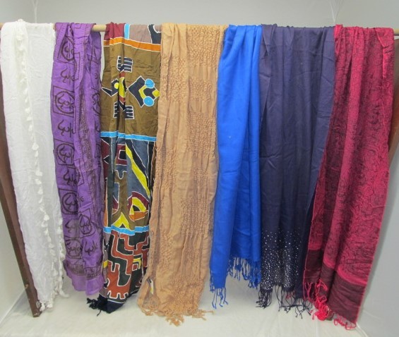 lot 122 image: Large Lot of Womens Fashionable Scarves