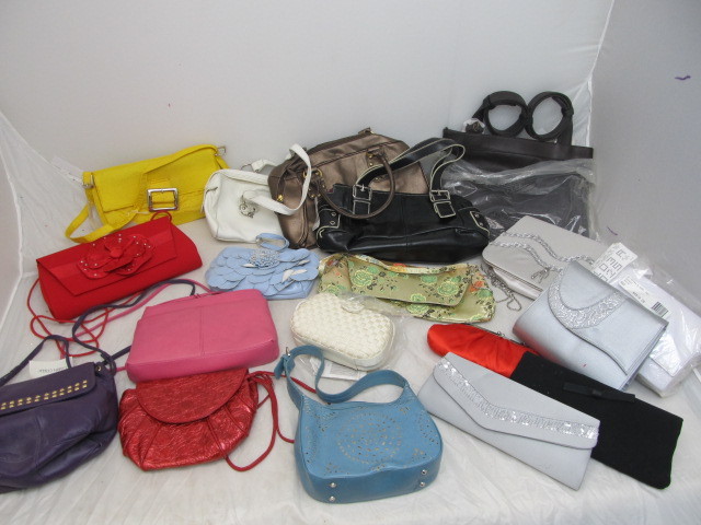 lot 139 image: Large Lot of Womens Purses, Handbags, Clutches