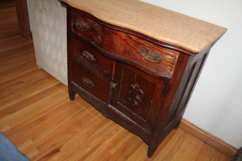 lot 8 image: Wood 3-Drawer 1-Door Dresser