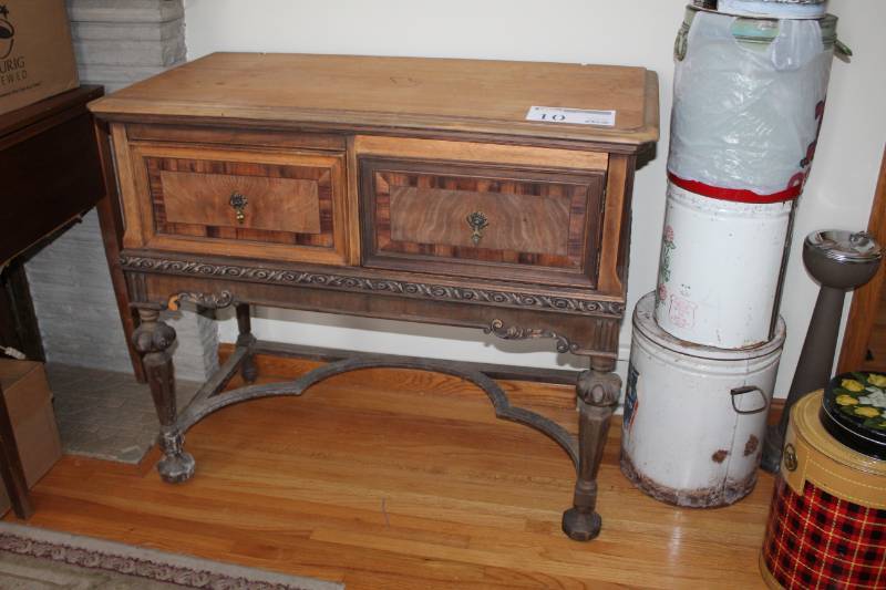 lot 10 image: Wood 1-Drawer 1-Door Dresser