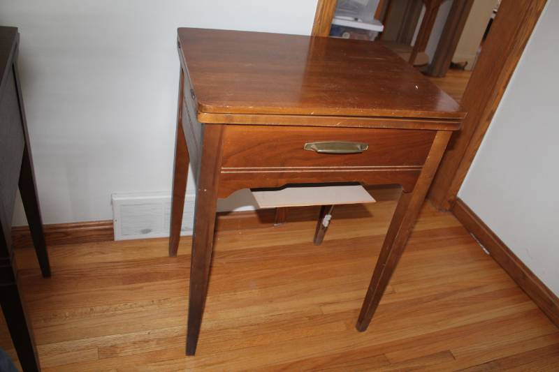 lot 14 image: Singer Zig-Zag Model 457 Stylist Sewing Machine Table