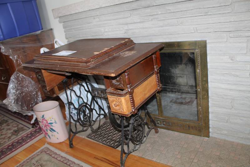 lot 16 image: Singer Sewing Machine Table