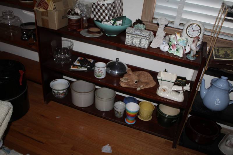 lot 44 image: 3-Shelf Display Bookshelf