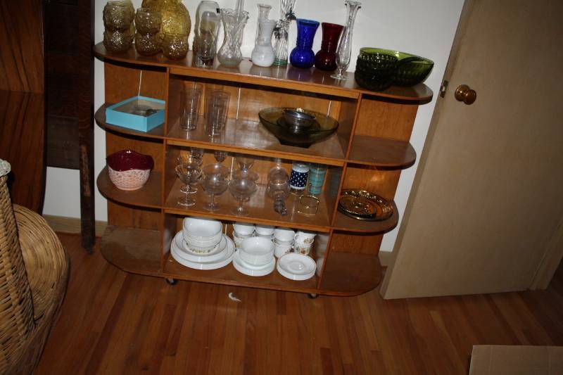 lot 46 image: Rolling 4-Shelf Wood Display Bookshelf