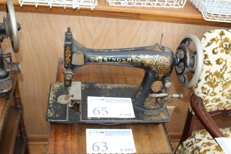 lot 65 image: Singer Sewing Machine