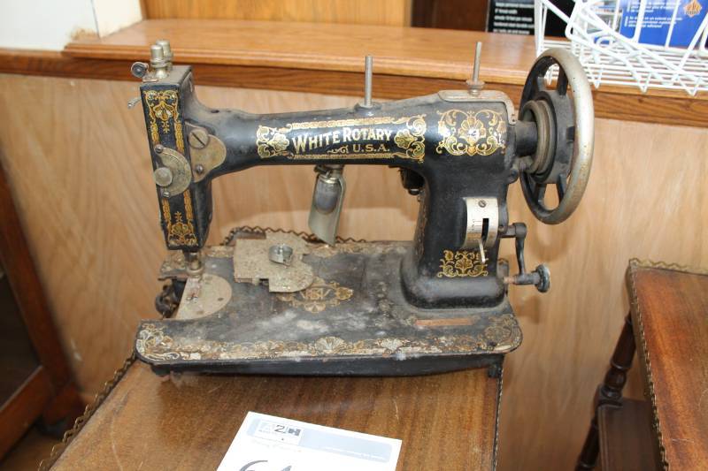 lot 64 image: Domestic Machines White Rotary Sewing Machine