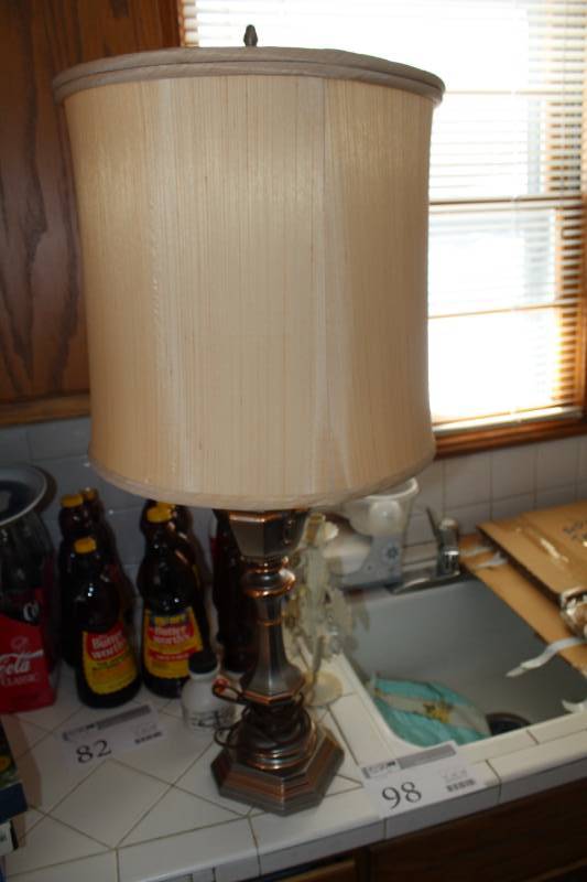 lot 98 image: Table Lamp