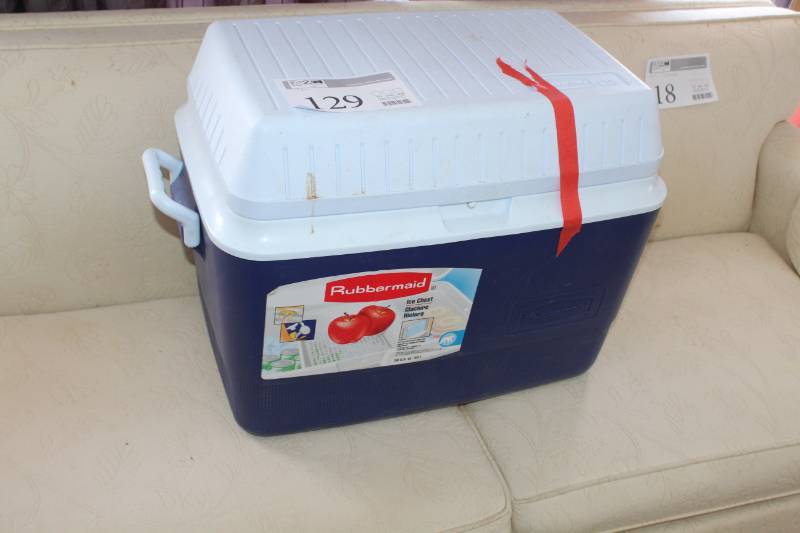 lot 129 image: Rubbermaid Ice Chest