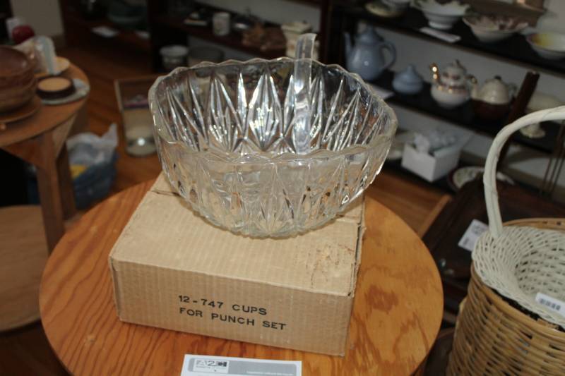 lot 169 image: Glass Punch Bowl, Ladel, 12-Cups