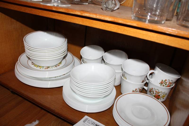 lot 168 image: Corning Corelle Floral Plate Set - Plates, Saucers, Cups, Bowls