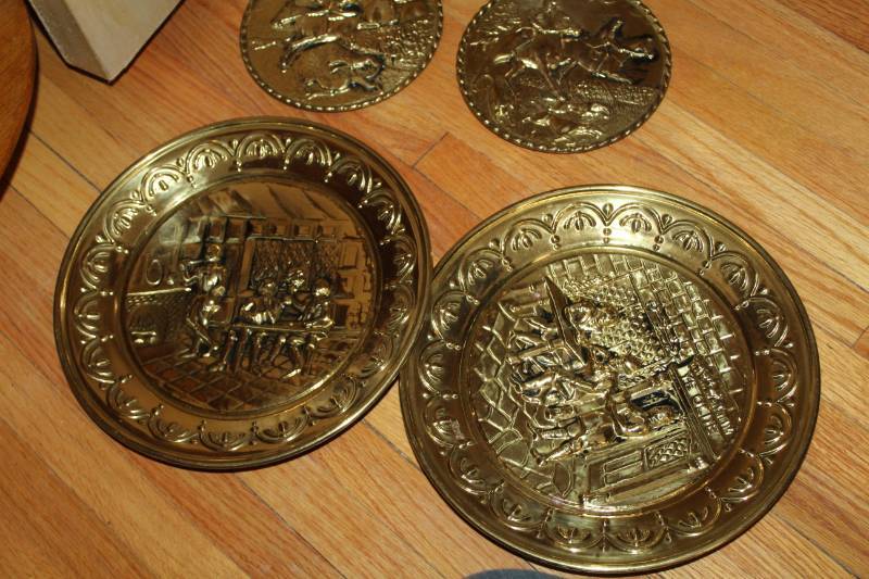lot 166 image: Gold Collectors Plates