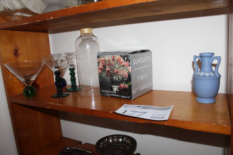 lot 177 image: Decorative Vases, Candleholders, Flower Pot, Lead Crystal Display Bowll