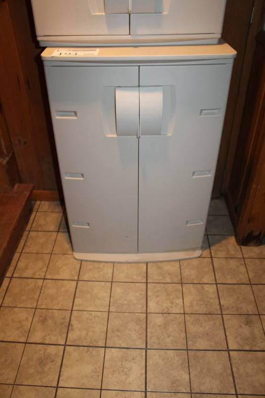 lot 194 image: Plastic Storage Cabinet with 2-Shelfs