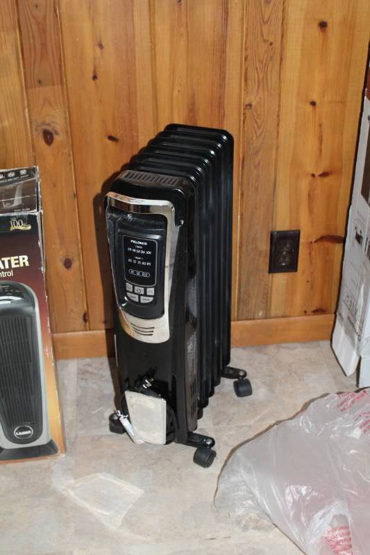 lot 205 image: Pelonis Digital Oil-Filled Radiator Heater
