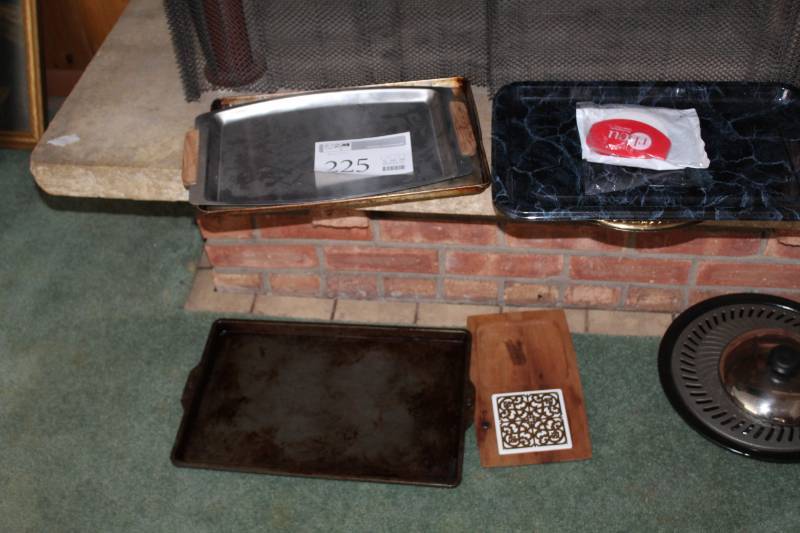 lot 225 image: Serving Trays
