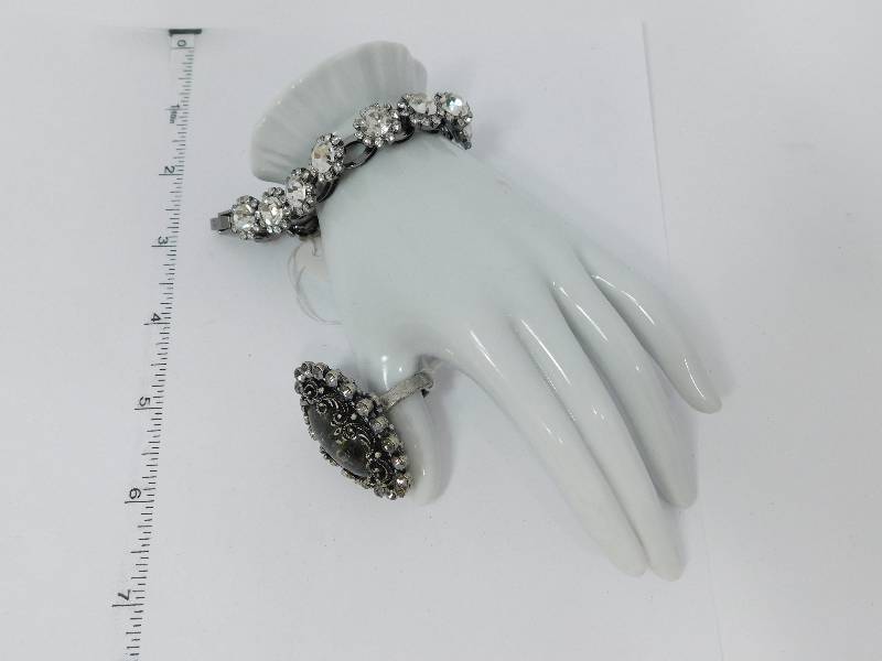 lot 59 image: Fashion Jewelry For Special Occasions