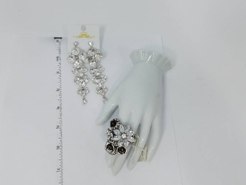 lot 61 image: Fashion Jewelry For Special Occasions