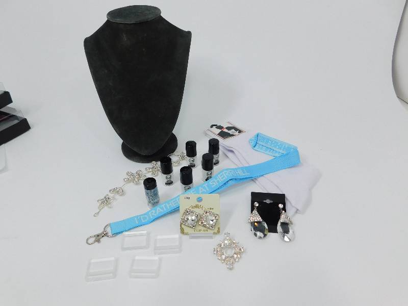 lot 280 image: Prom Accessories & Necklace Form