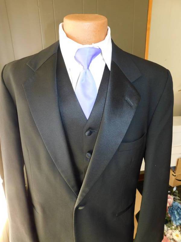 lot 145 image: Tuxedo Attire