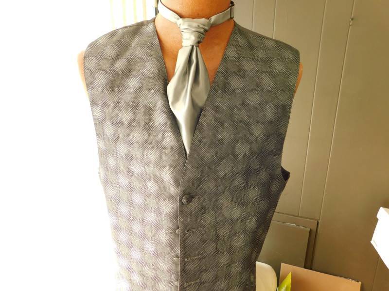lot 147 image: Tuxedo Vests
