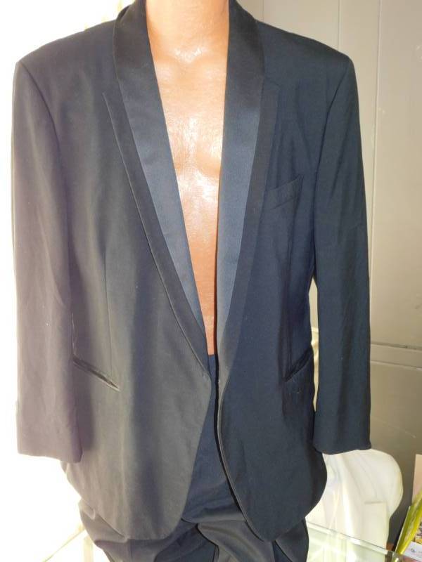 lot 149 image: Tuxedo Coat & Pant
