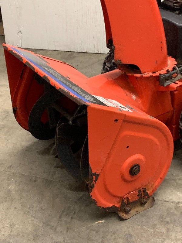 lot 5 image: Simplicity 5HP Snow Blower