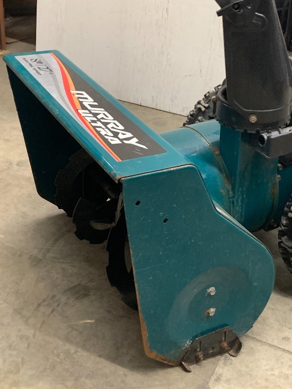 lot 7 image: Murray 8HP Snow Blower