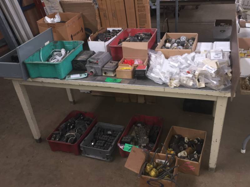 lot 76 image: Table of breakers (100) Plug Ends Raceway (30)