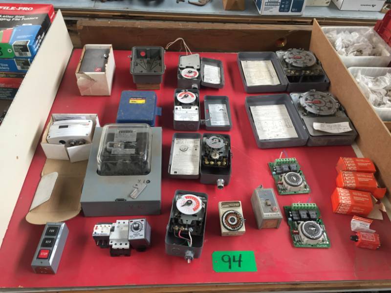 lot 94 image: Twelve various timers, One watt hour meter Osaki Electric Co. 0091HK4T 120208 3 phase, 4 wire, more