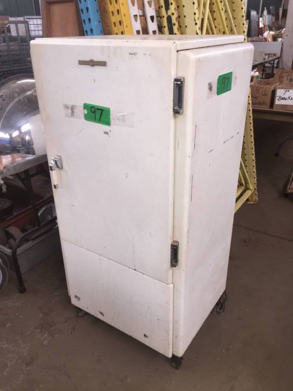 lot 97 image: General Electric Refrigerator