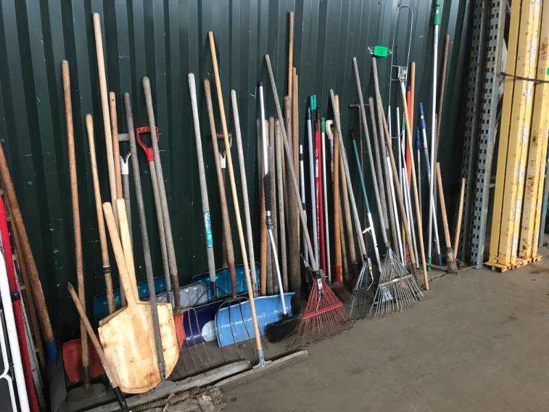 lot 131 image: Large group of yard  warehouse tools