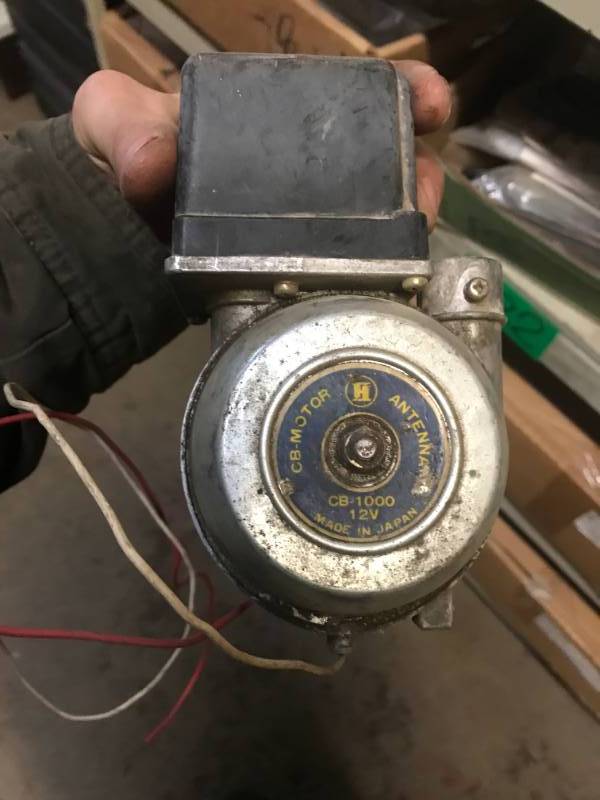 lot 222 image: Antenna (31) wcable wmotor, (2 way auto radio)