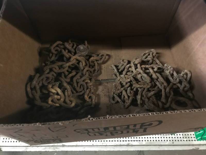 lot 213 image: 2-12 Chain & box of hanger brackets 2x8 or 2x10