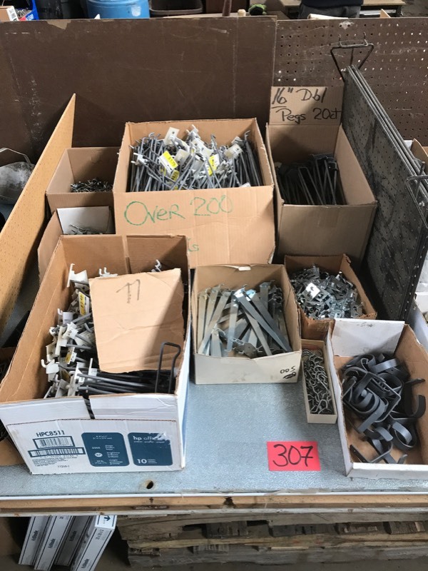 lot 307 image: Approx 700 Peghooks Various, 1-16 & Peg Brackets