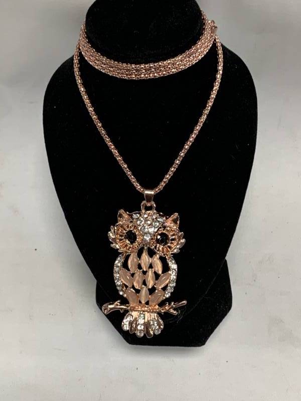 lot 69 image: Womens Owl Necklace
